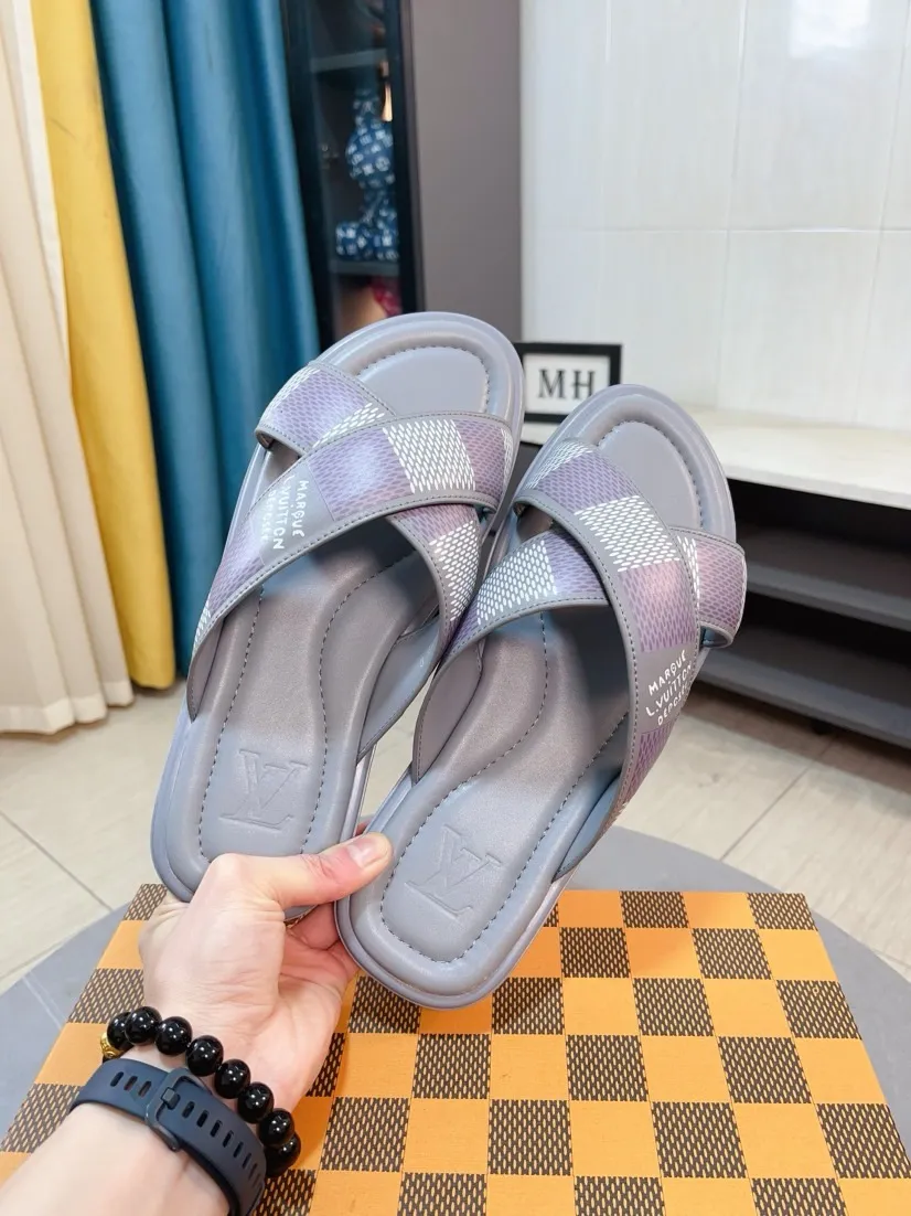Men's shoes 💰340🌹🌹 (lv-Louis Vuitton) New men's slippers, high-end boutique, exquisite embossed logo decoration on the upper, fine workmanship, super soft soles, casual, loose and comfortable, a must-have in summer! \nsize：38-44